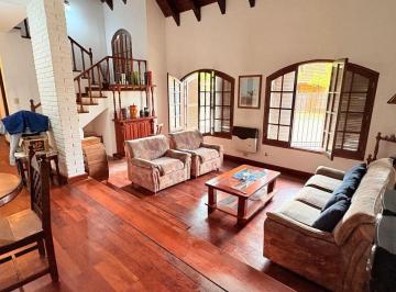 IKJ-IKJ-7_2 · Excelente Casa Estilo Chalet en Concordia