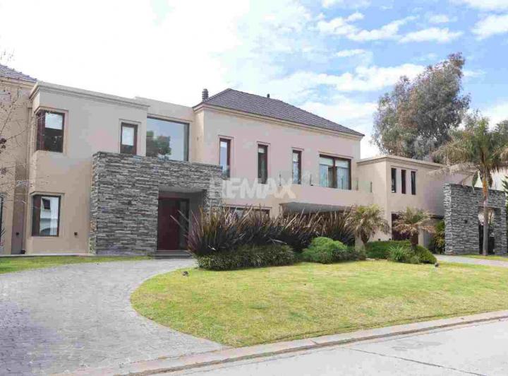 Casa · 622m² · 8 Ambientes · 10 Cocheras
