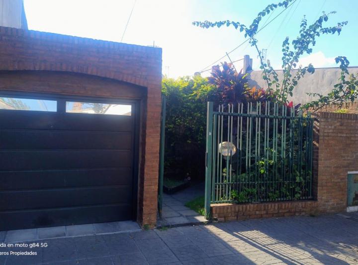 Casa · 230m² · 3 Ambientes · 1 Cochera