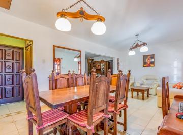 Casa · 120m² · 4 Ambientes · 6 Cocheras · Venta | Permuta - Casa de 2 Dorm. con Galeria, Jardin y Pileta - Villa Amelia