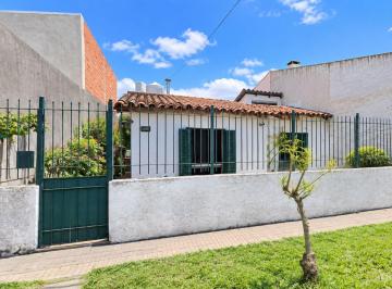 Casa · 63m² · 4 Ambientes · 1 Cochera · Casa 4 Amb C/ Fondo Libre Lote Propio Apto Crédito