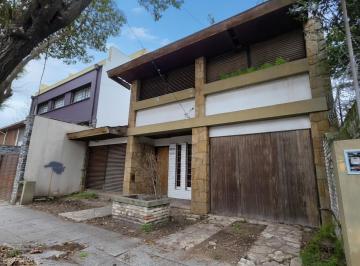 Casa · 258m² · 4 Ambientes · 2 Cocheras · Carlos Villate Al 2100 - Amplia Casa de 5 Ambientes con Garage Doble a Reciclar en Venta