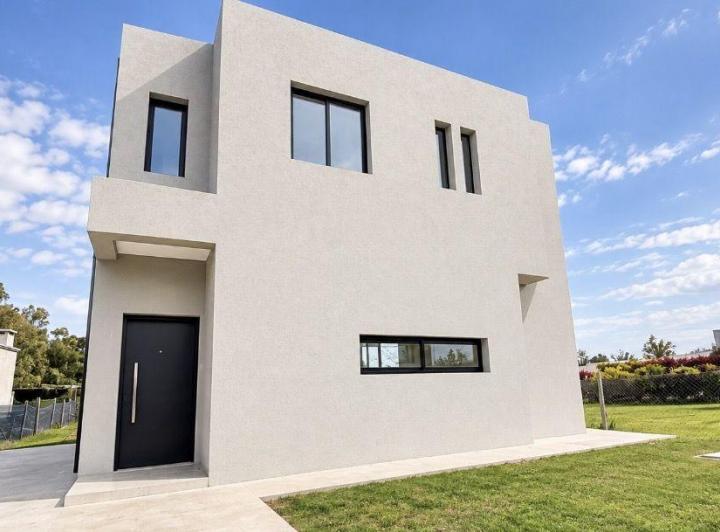 Casa · 220m² · 5 Ambientes · 4 Cocheras