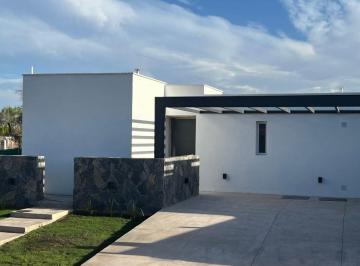 Casa de 4 ambientes, Carrodilla · Casa de 3 Dorm. con Cochera Doble, Jardín y Churrasquera en Lar de Terrada