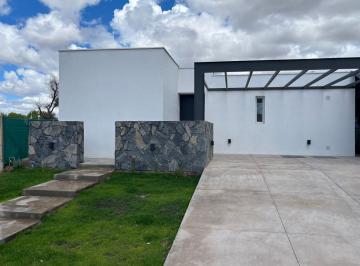 Casa de 4 ambientes, Carrodilla · Casa de 3 Dorm. con Cochera Doble, Jardín y Churrasquera en Lar de Terrada