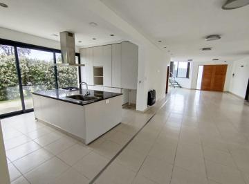 Casa · 208m² · 8 Ambientes · 3 Cocheras · Casa de Categoría en Altos de La Ribera - Alquiler