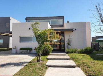 Casa · 150m² · 4 Ambientes · 2 Cocheras · Casa en Alquiler - Araucarias - Puertos