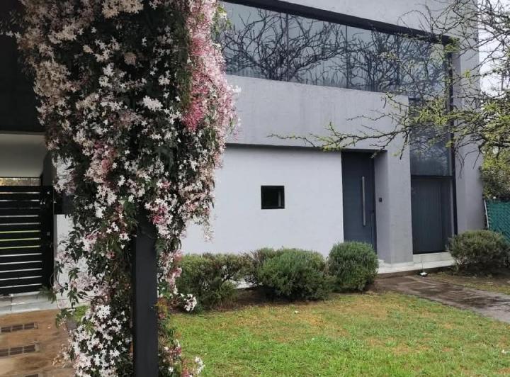 Casa · 250m² · 5 Ambientes · 2 Cocheras