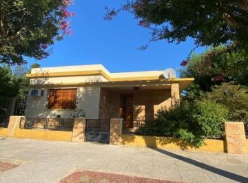 Casa · 226m² · 6 Ambientes · 1 Cochera · Hermosa Propiedad en La Violeta, Partido de Pergamino, Bs As