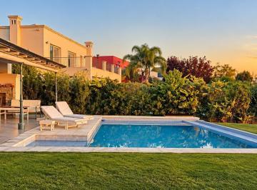 Casa · 280m² · 6 Ambientes · 4 Cocheras · Casa en Alquiler a La Laguna