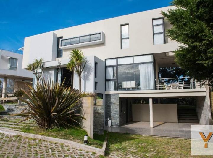 Casa · 238m² · 5 Ambientes