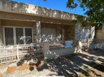Casa · 123m² · 3 Ambientes · 1 Cochera · Casa de 2 Dorm. y Cochera B° Saavedra