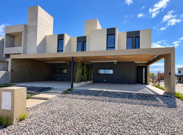 Casa · 180m² · 3 Dormitorios · 2 Cocheras