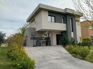 Casa · 148m² · 4 Ambientes · 2 Cocheras · Casa en Alquiler en San Eduardo, Pilar del Este, Pilar