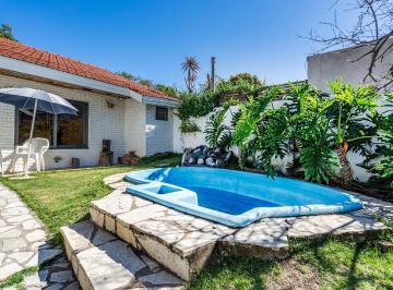 Casa · 156m² · 4 Ambientes · 2 Cocheras · Venta Casa 4 Ambientes C/ Cochera, Pileta y Quincho, Apto Credito, Banfield Oeste