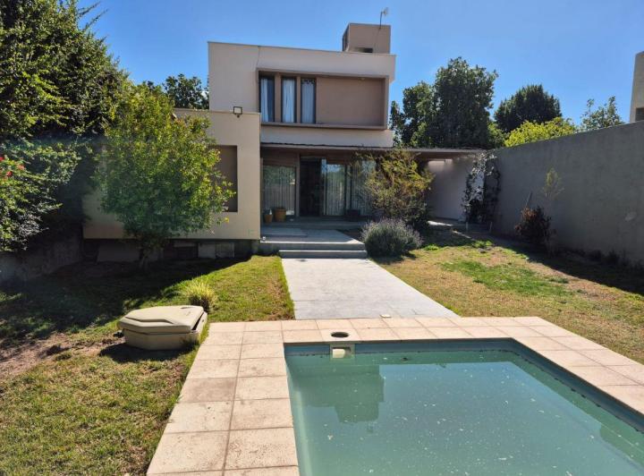 Casa · 240m² · 6 Ambientes · 2 Cocheras