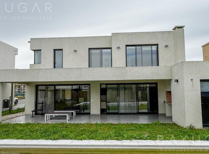 Casa · 220m² · 5 Ambientes · 2 Cocheras
