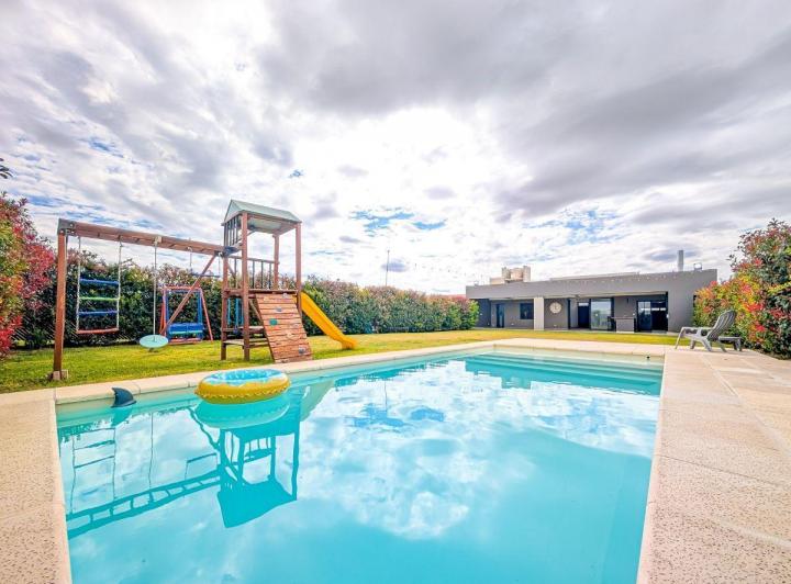 Casa · 200m² · 3 Ambientes · 2 Cocheras