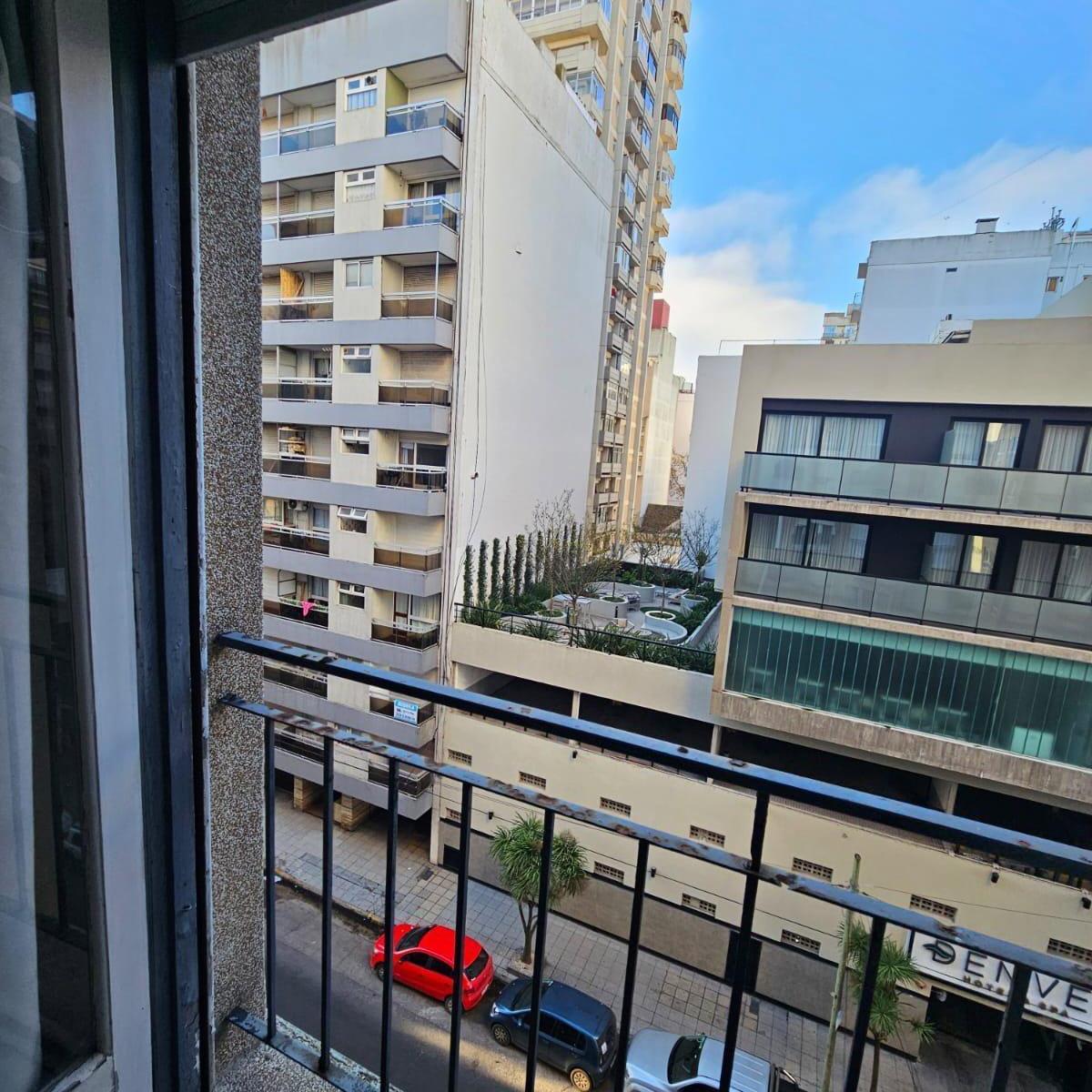 Un ambiente a la calle con balcón francés. Vereda de Sol.