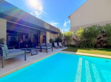 Casa · 250m² · 5 Ambientes · 2 Cocheras · Casa en Venta en Banfield Oeste Apto Credito