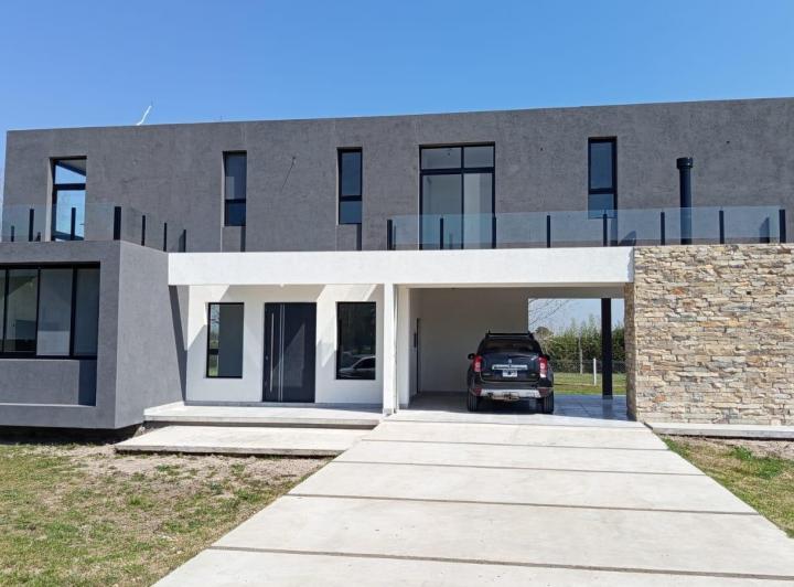 Casa · 202m² · 4 Ambientes · 5 Cocheras