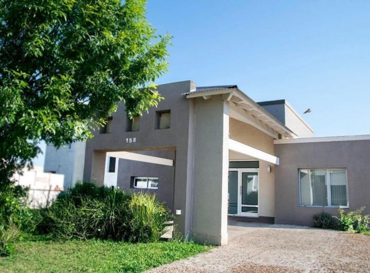 Casa · 210m² · 6 Ambientes · 2 Cocheras