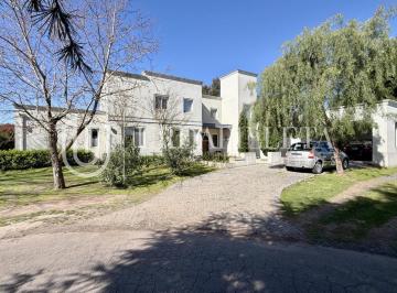 Casa · 300m² · 9 Ambientes · 6 Cocheras · Casa en Venta en Estancias del Pilar