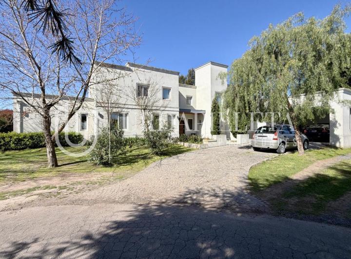 Casa · 300m² · 9 Ambientes · 6 Cocheras