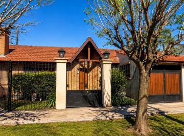 Casa · 200m² · 5 Ambientes · 1 Cochera · Chalet Venta Ituzaingo Norte 5 Amb. - Quincho, Suite C/hidromasaje