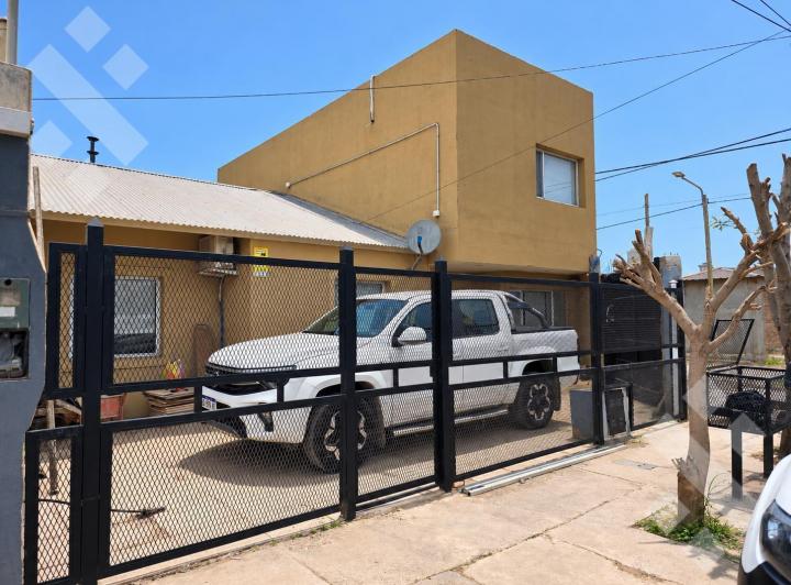 Casa · 195m² · 8 Ambientes · 1 Cochera