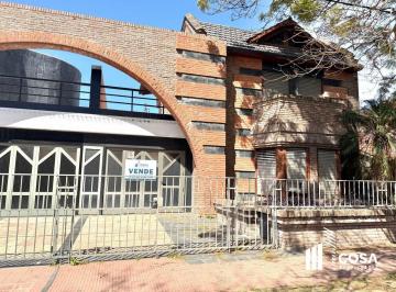 Casa · 178m² · 6 Ambientes · 1 Cochera · Venta Casa 3 Dorm. con Jardín de Pequeñas Dimensiones Cerca del Río Alberdi Rosario