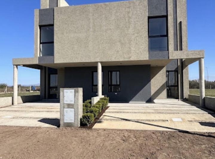 Casa · 150m² · 3 Dormitorios · 2 Cocheras