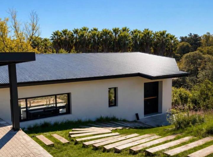 Casa · 330m² · 3 Ambientes · 4 Cocheras