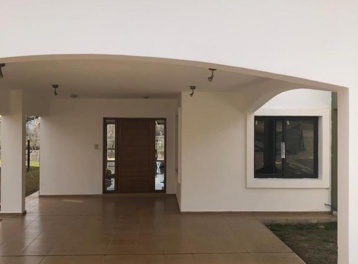 Casa · 210m² · 6 Ambientes · 2 Cocheras
