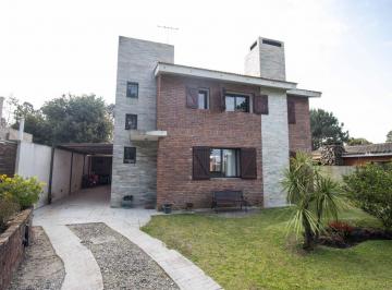 Casa · 214m² · 4 Ambientes · 1 Cochera · Venta de Casa en Perez y Fuentes