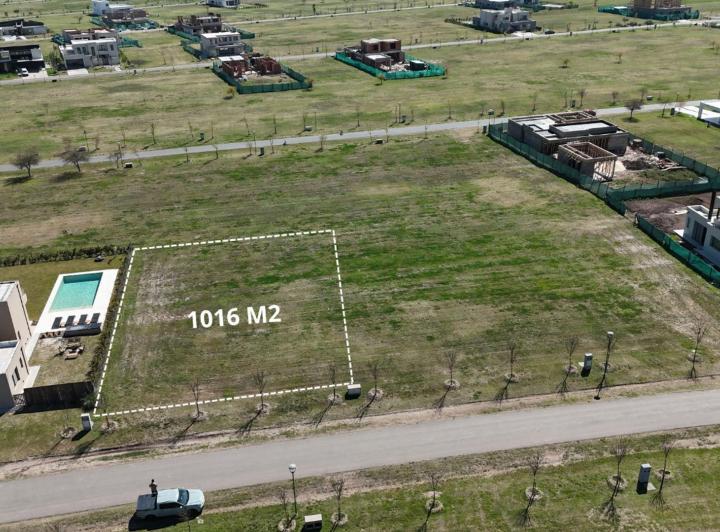 Terreno · 1016m²