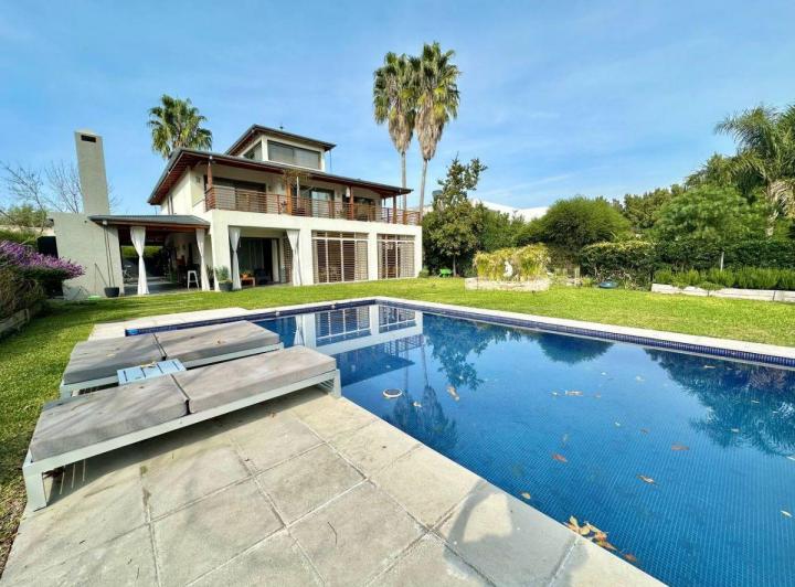 Casa · 290m² · 8 Ambientes · 2 Cocheras