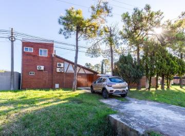 Casa · 140m² · 3 Ambientes · 2 Cocheras · Casa de 1 Dormitorio con Cochera y Piscina en Venta Fisherton