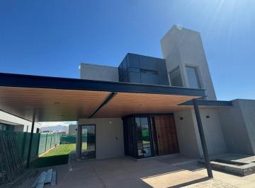 Casa · 137m² · 6 Ambientes · 2 Cocheras · Vende Casa Lar de Vieytes III a Estrenar