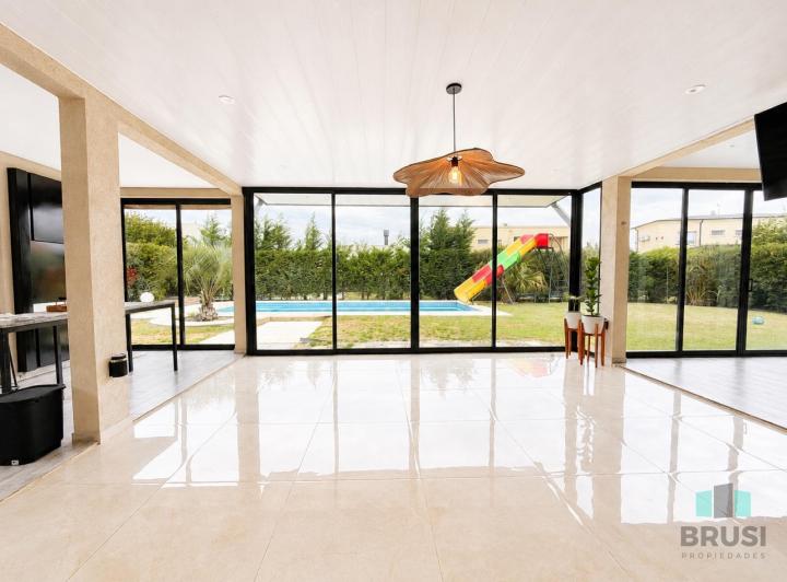 Casa · 725m² · 4 Ambientes · 2 Cocheras