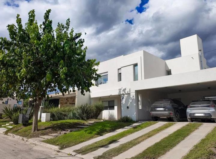 Casa · 1m² · 3 Ambientes · 2 Cocheras