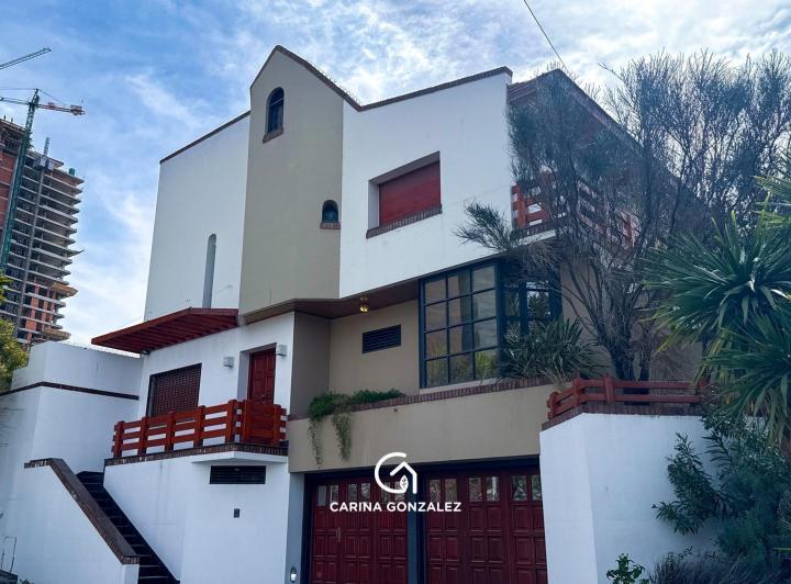 Casa · 350m² · 6 Ambientes · 2 Cocheras