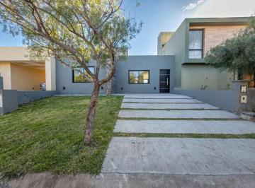 Casa · 101m² · 4 Ambientes · Venta Casa a Estrenar en Docta 2 D y Escritorio