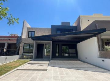 Casa · 180m² · 4 Ambientes · 2 Cocheras · Duplex 3 Dorm. - Miradores I - Manantiales