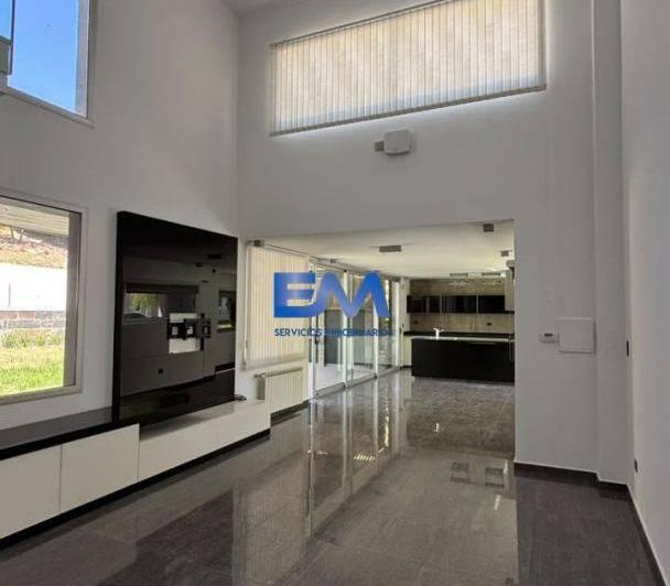 Casa · 300m² · 10 Ambientes · 2 Cocheras