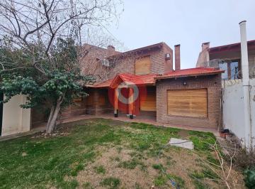 Casa · 201m² · 8 Ambientes · 2 Cocheras · Casa 3 Hab. con Quincho y Pileta - Cipolletti