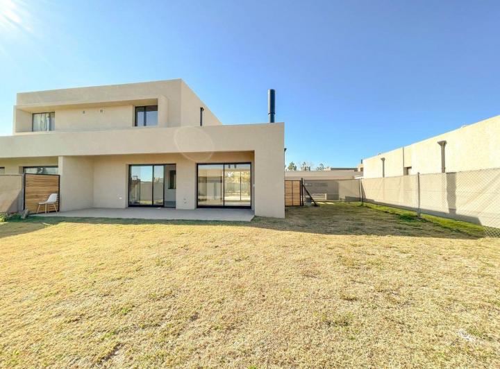 Casa · 110m² · 4 Ambientes · 2 Cocheras