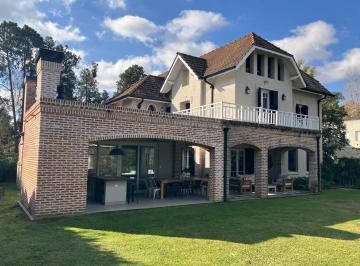 Casa · 400m² · 5 Ambientes · 1 Cochera · Hindú Club