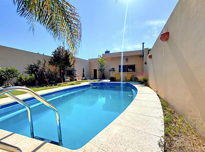 Casa · 325m² · 4 Ambientes · 1 Cochera