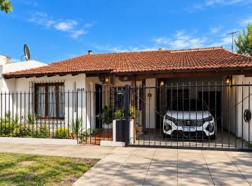 Casa · 180m² · 4 Ambientes · 1 Cochera · Chalet en Venta 4 Ambientes en Castelar Norte Apto Crédito